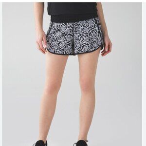 Lululemon Tracker Short III Posey Black White Size 6 EUC